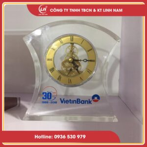 đồng hồ để bàn pha lê in logo