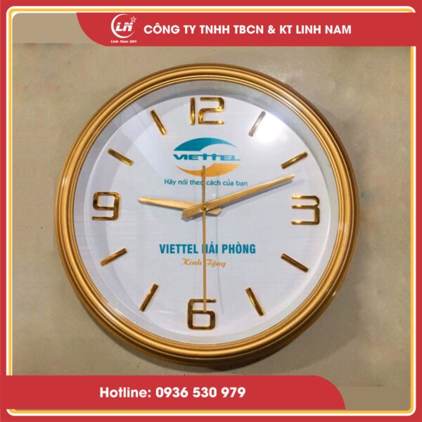 in chữ lên đồng hồ treo tường