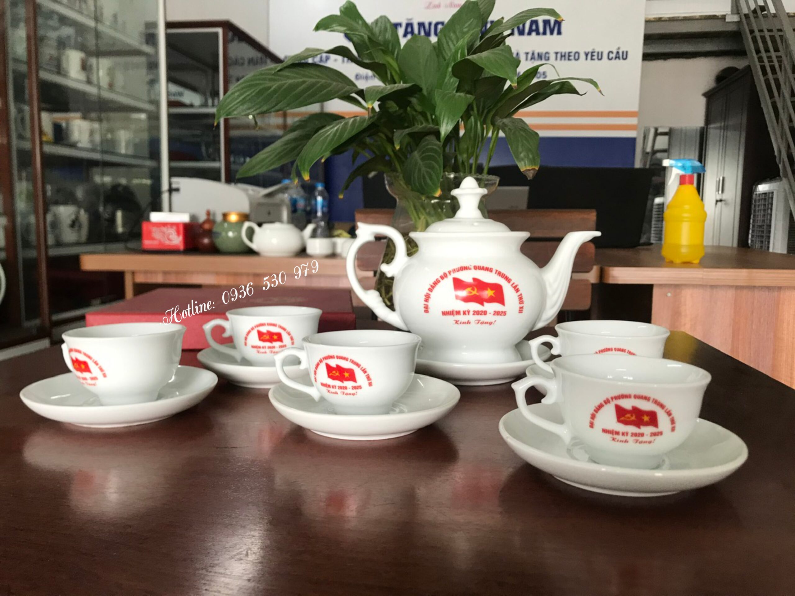 Ấm chén in logo đại hội tại Hải Dương