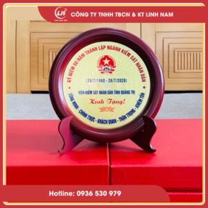 biểu trưng gỗ đồng kỷ niệm sự kiện