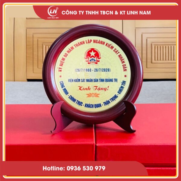 biểu trưng gỗ đồng kỷ niệm sự kiện