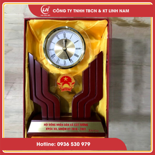 in logo lên đồng hồ để bàn quà tặng