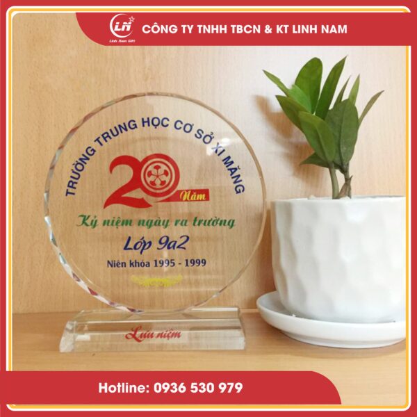 in kỷ niệm chương pha lê theo yêu cầu