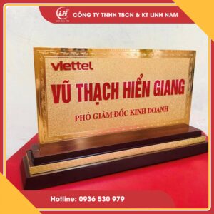 Đơn vị làm biển chức danh để bàn theo yêu cầu