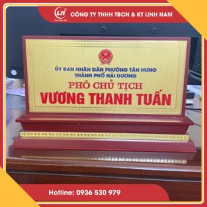 BIỂN CHỨC DANH MẶT ĐỒNG, ĐẾ GỖ TAM CẤP
